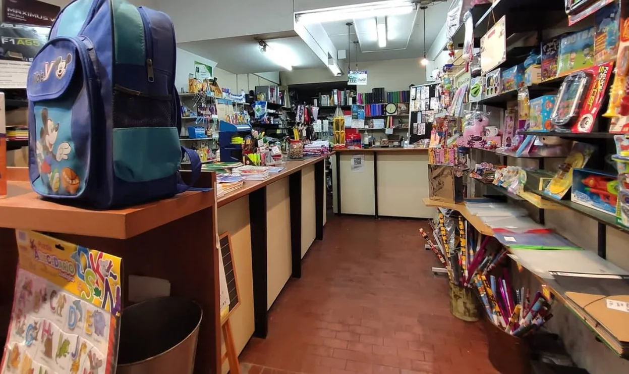 Interior de Librería Imagine con mochilas, útiles y juguetes
